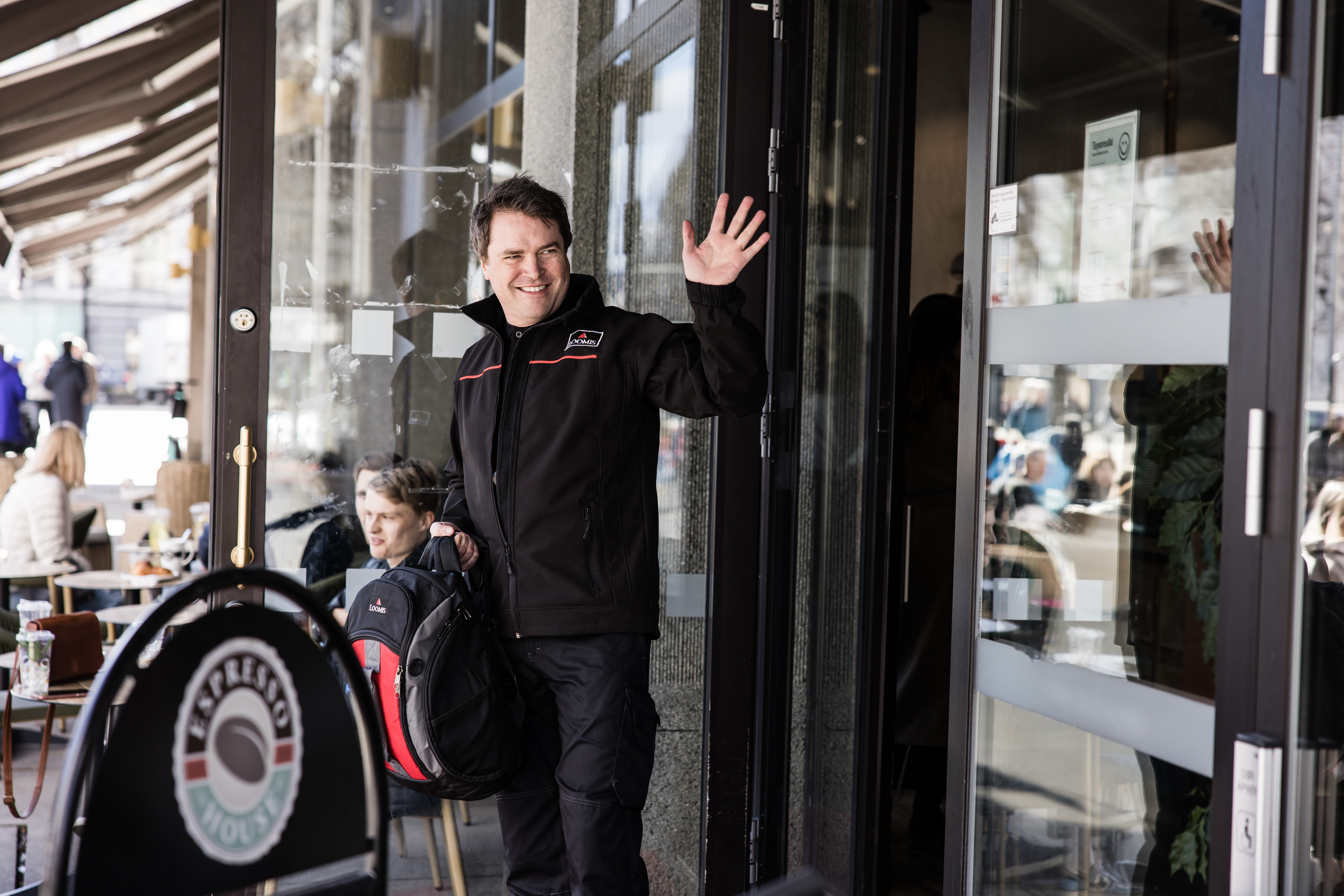 en loomis verditransportør på vei ut fra en kunde etter et serviceoppdrag