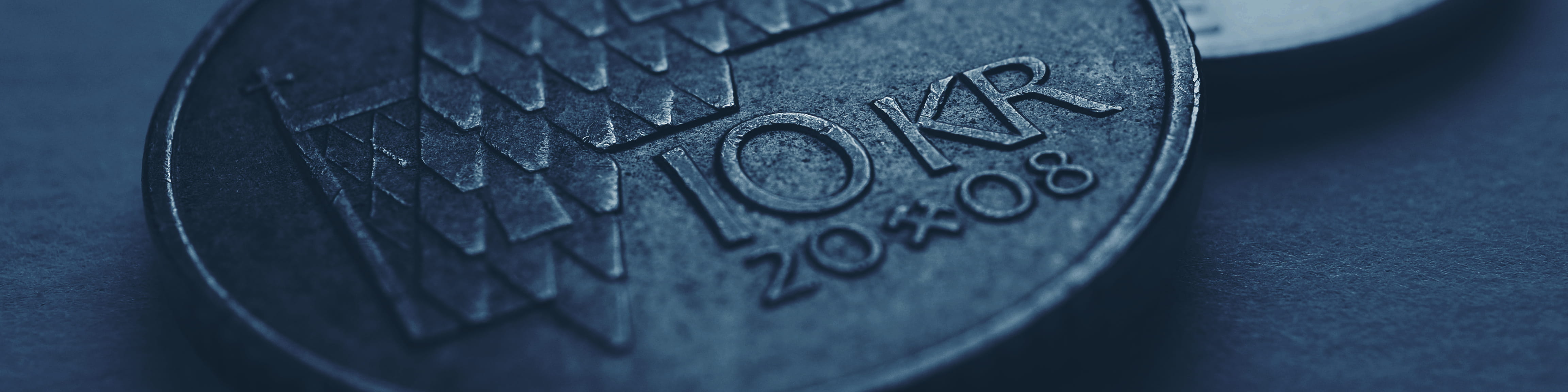 norsk-tikronemynt-ligger-pa-bord