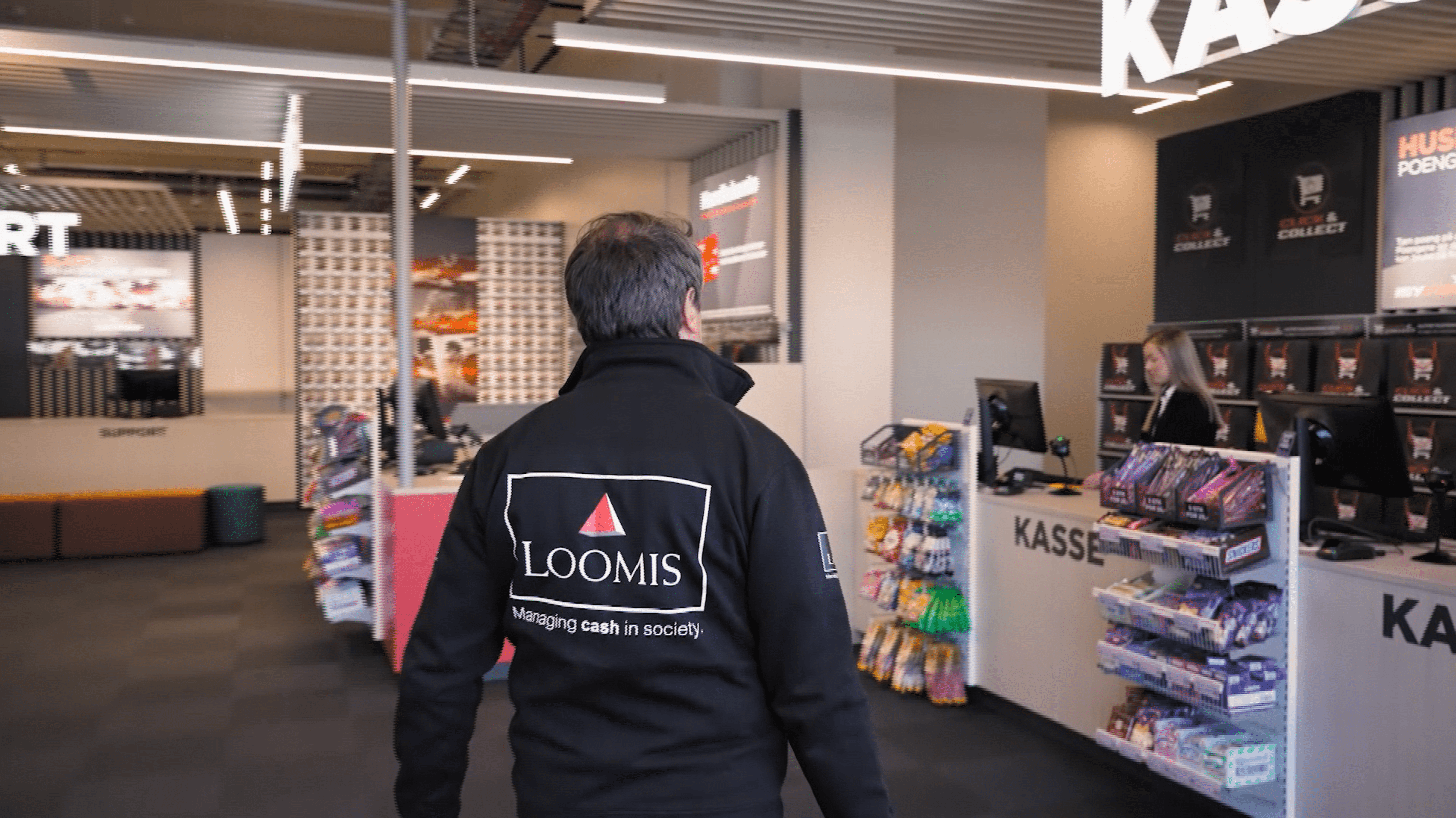 Loomis-vekter inne i en Powerbutikk på oppdrag